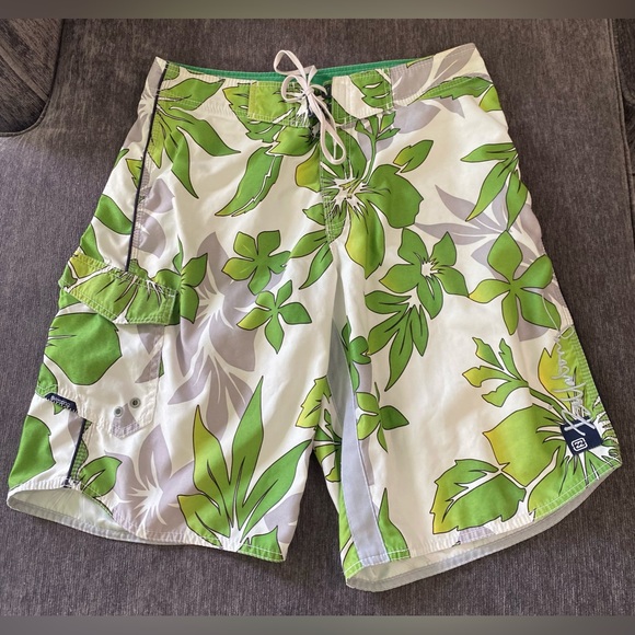 Floral Billabong Boardshorts - White & Green - Size 33 Medium Men’s Swimsuit - Picture 1 of 15